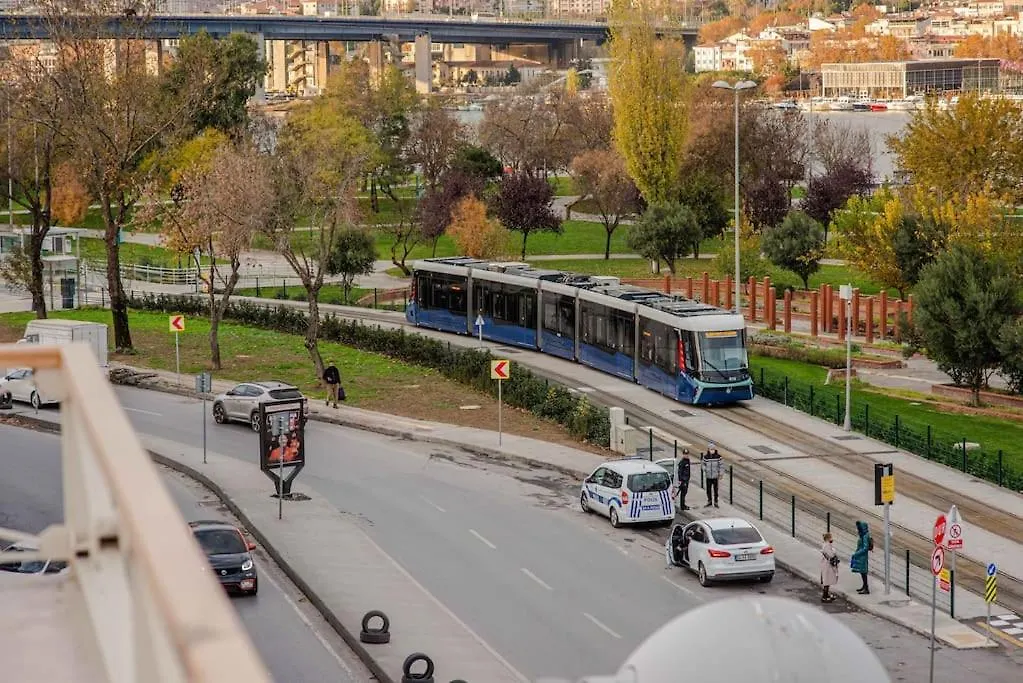 Waterfront Apartment By The Tram - Terrace With Dome & Golden Horn View In Fatih İstanbul