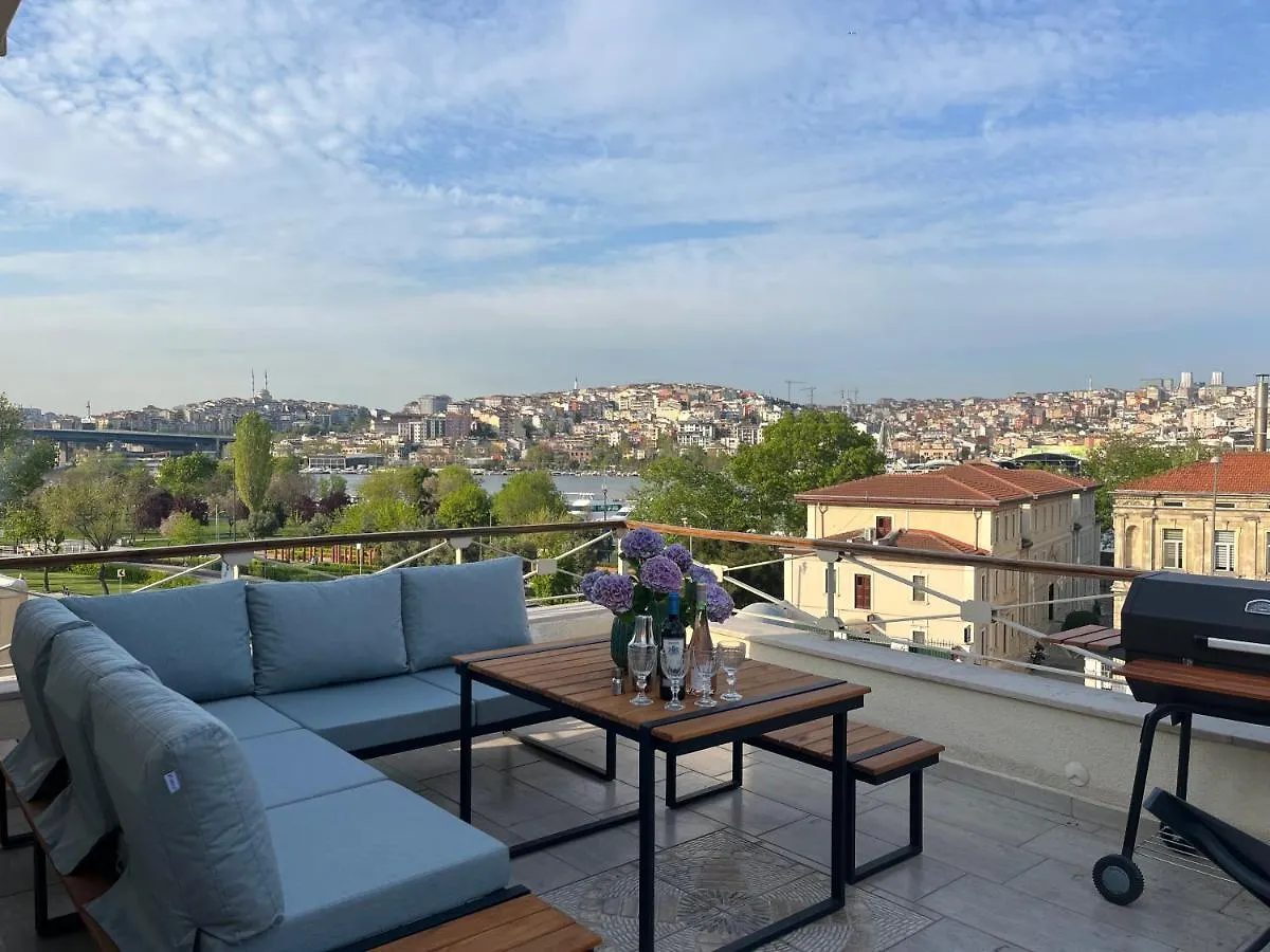 Waterfront Apartment By The Tram - Terrace With Dome & Golden Horn View In Fatih İstanbul Türkiye