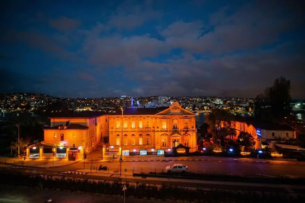 Waterfront Apartment By The Tram - Terrace With Dome & Golden Horn View In Fatih Istanbul