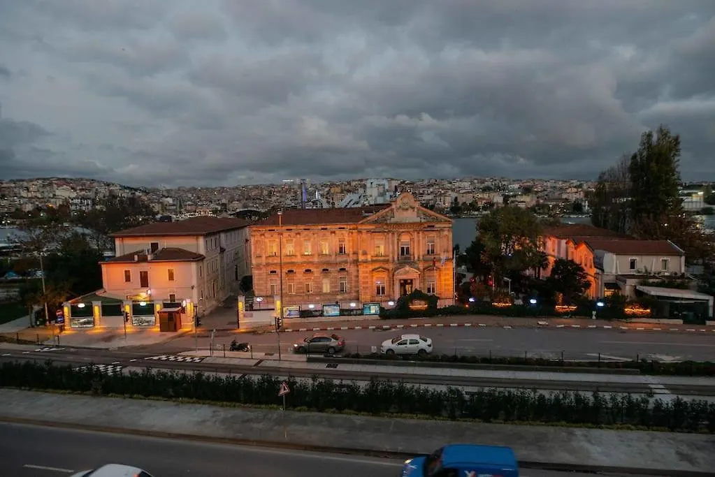 Waterfront Apartment By The Tram - Terrace With Dome & Golden Horn View In Fatih Istanbul