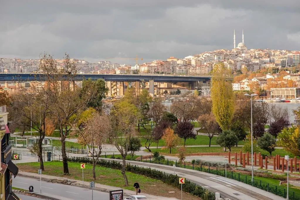 Waterfront Apartment By The Tram - Terrace With Dome & Golden Horn View In Fatih Istanbul