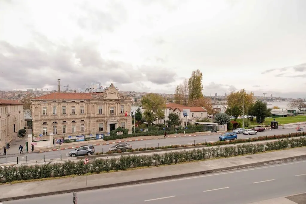 Waterfront Apartment By The Tram - Terrace With Dome & Golden Horn View In Fatih Istanbul 0*,