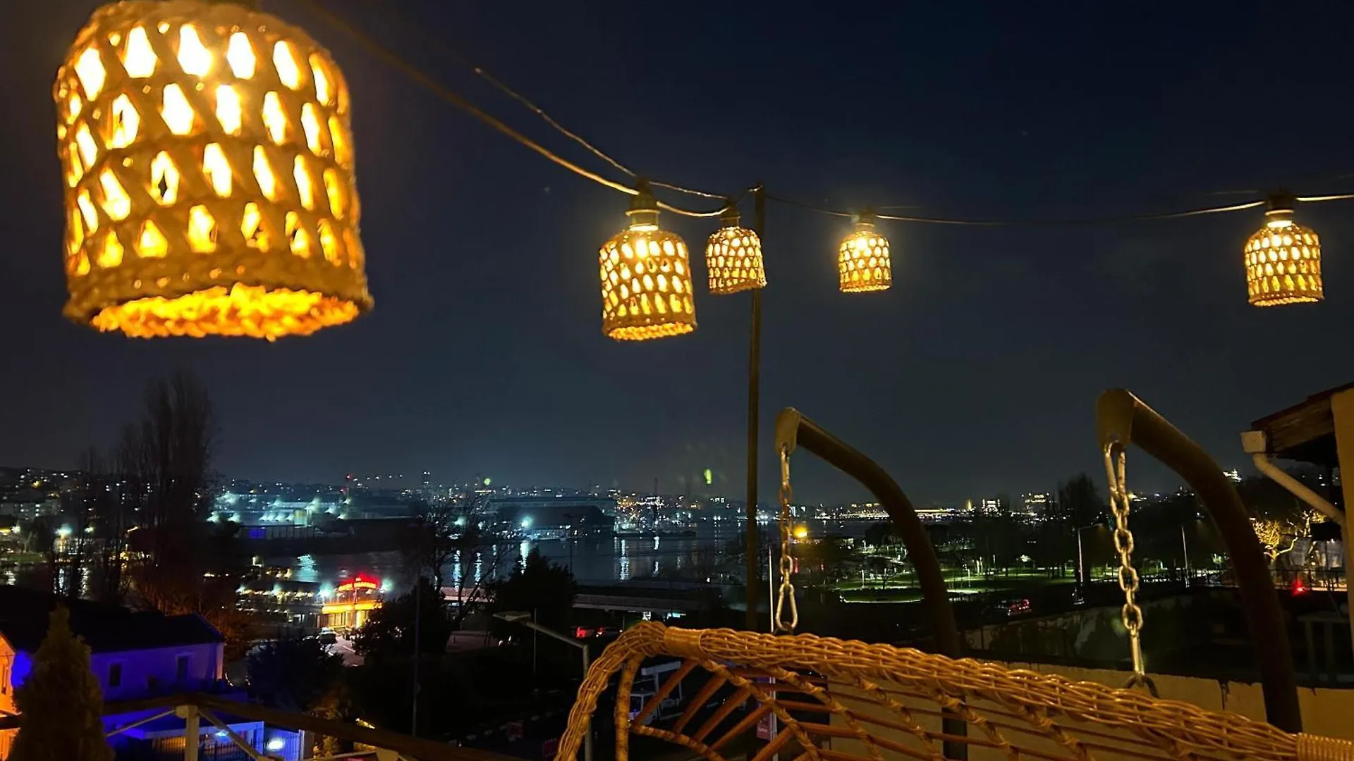 Waterfront Apartment By The Tram - Terrace With Dome & Golden Horn View In Fatih Istanbul